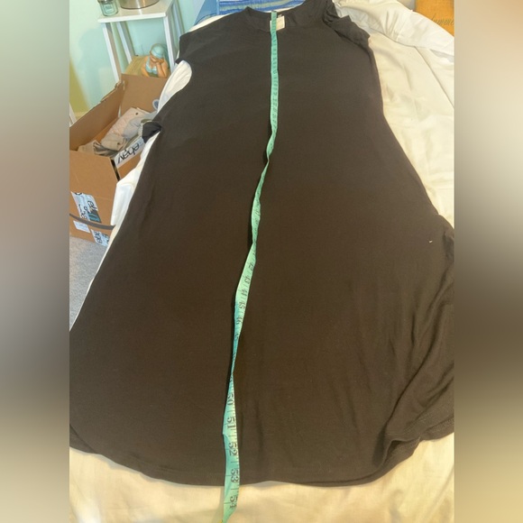 Burgundy Apparel - Black Maxi Dress with Side Slit and Pockets - Picture 4 of 7